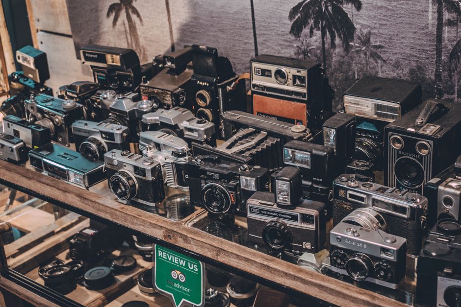 棚に並んだ古いフィルムカメラのコレクション