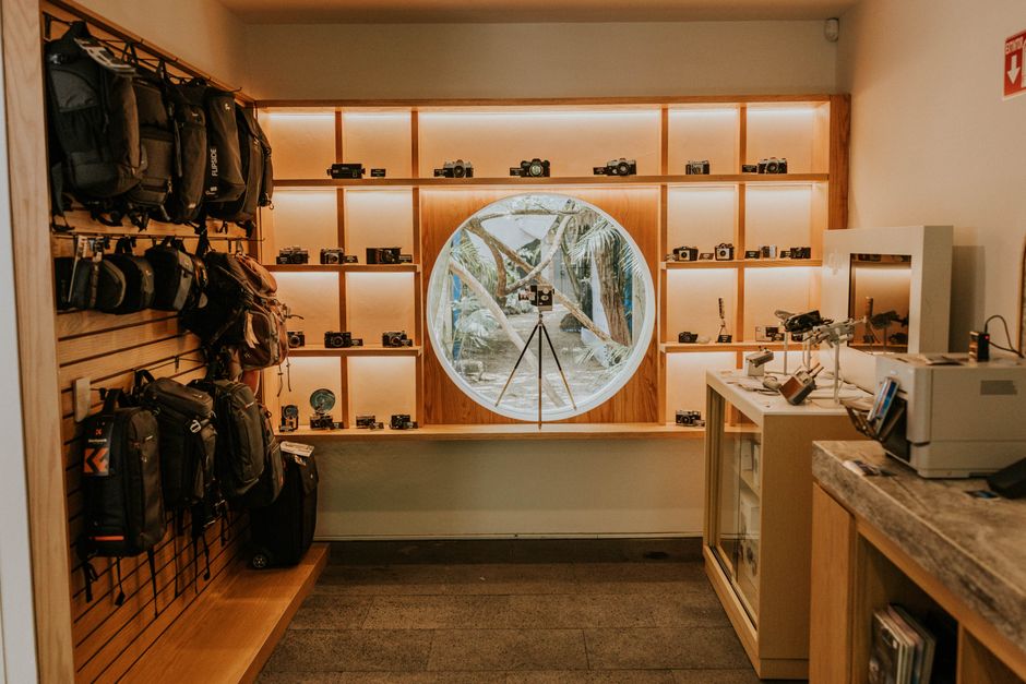 リユースショップの店内に並ぶ中古カメラ棚