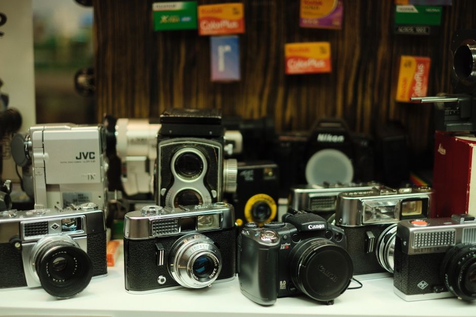 リユースショップの店内に並ぶ中古品棚