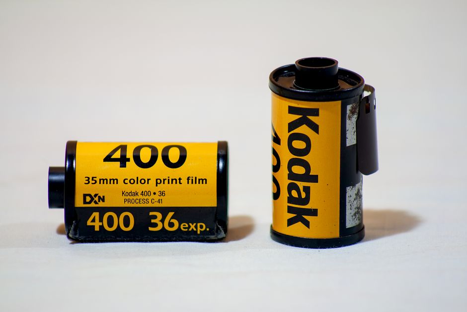 フィルムカメラと現像フィルムの様子