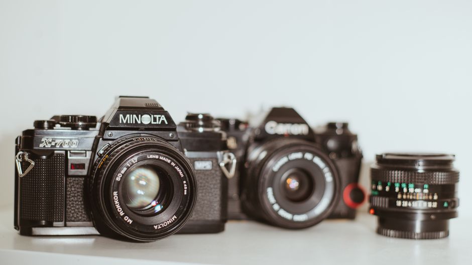 旧いフィルムカメラとレンズが並んだ様子